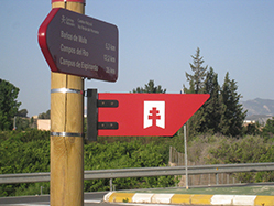 A small arrow, showing only the logo, positioned on street lights on built-up stretches of the route
