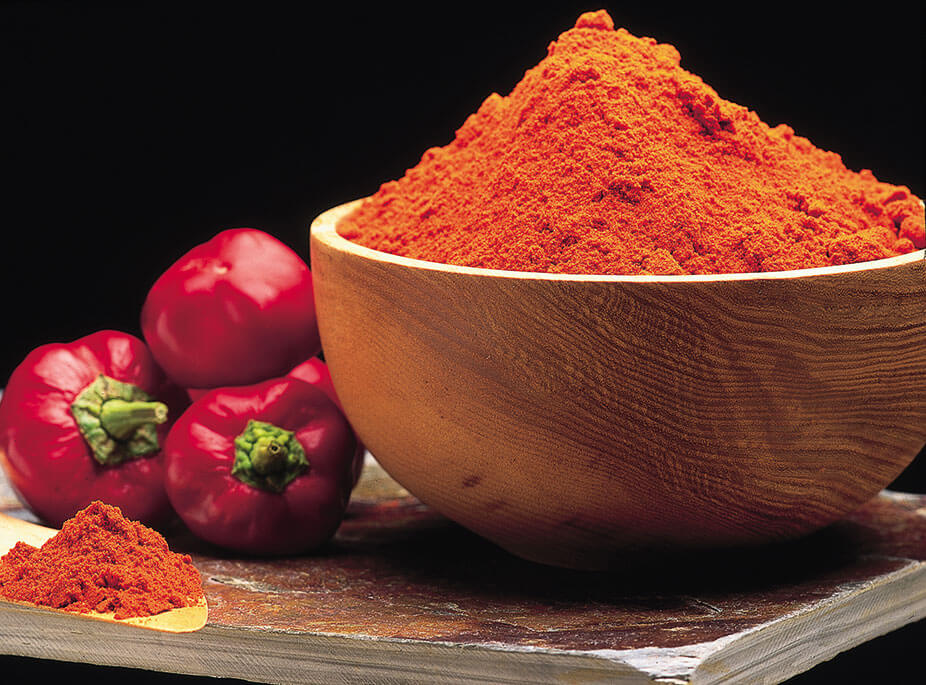 PAPRIKASCHOTEN UND PAPRIKAPULVER