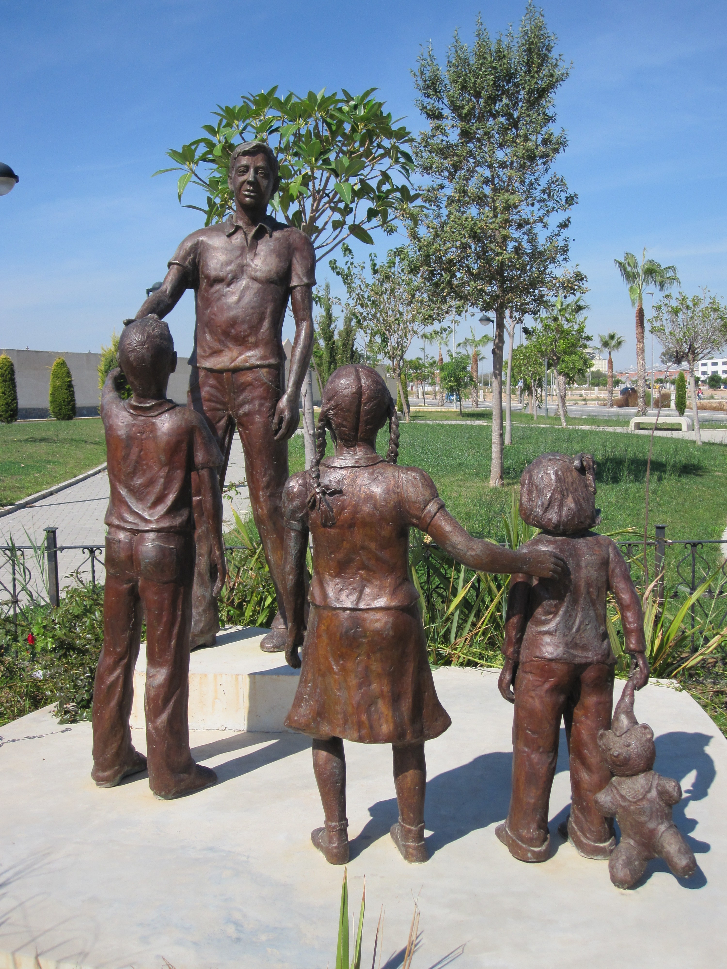ESCULTURA MONUMENTO AL RECUERDO
