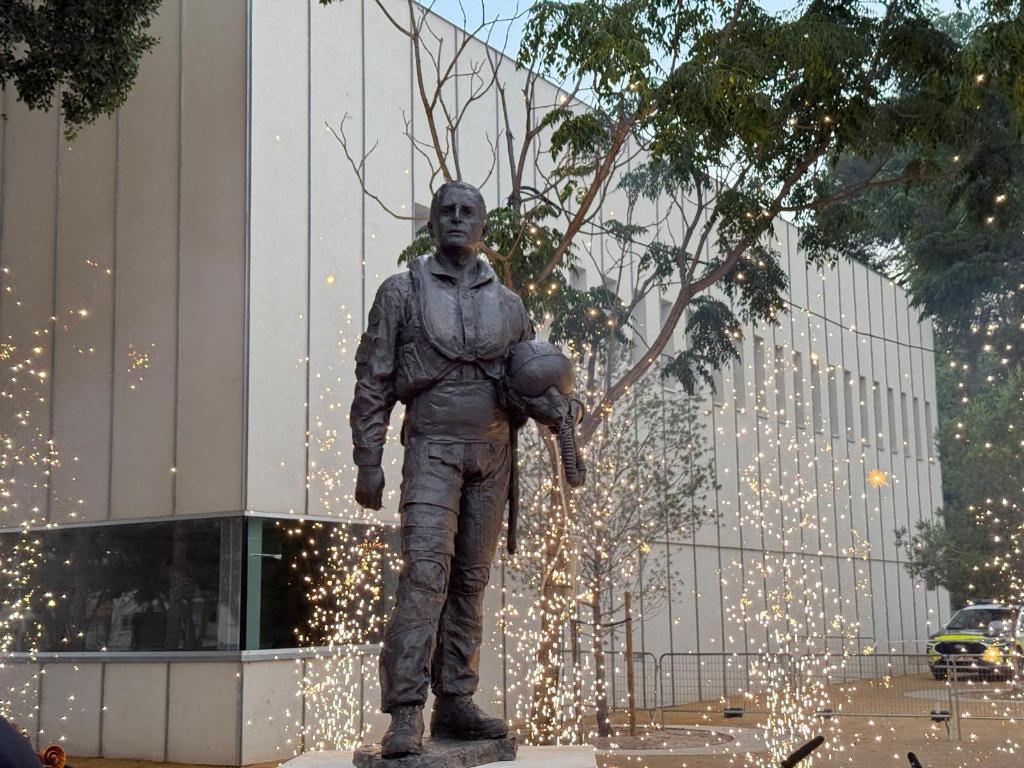 MONUMENTO PILOTO PATRULLA �GUILA