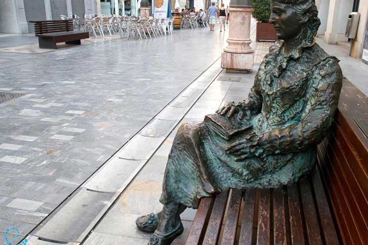 ESCULTURA HOMENAJE A CARMEN CONDE